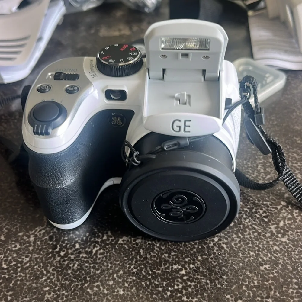 EUC GE white X500 16.0 megapixel digital camera with Carry bag and accessories
